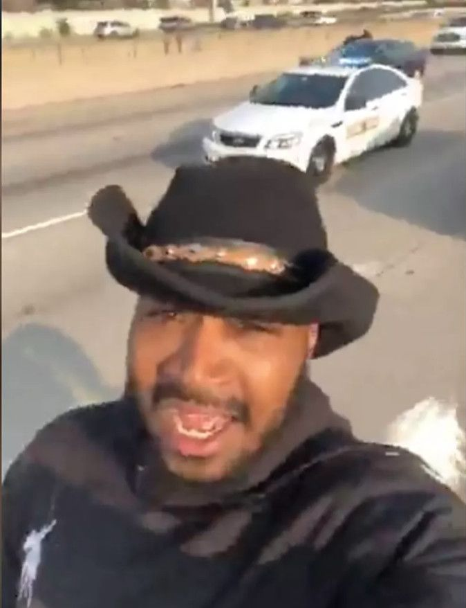 Adamas Hollingsworthas, žinomas kaip „Dread Head Cowboy“, 2020 m. rugsėjo 21 d. paskelbė vaizdo įrašą, kuriame jis joja savo žirgu Dan Ryan greitkelyje.