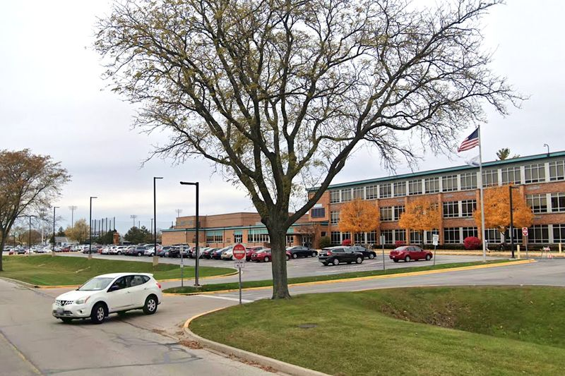 Gonzalo Cesar Navejar supuestamente envió los mensajes inapropiados entre el 22 y el 24 de octubre de 2019 a un estudiante de Downers Grove South High School.