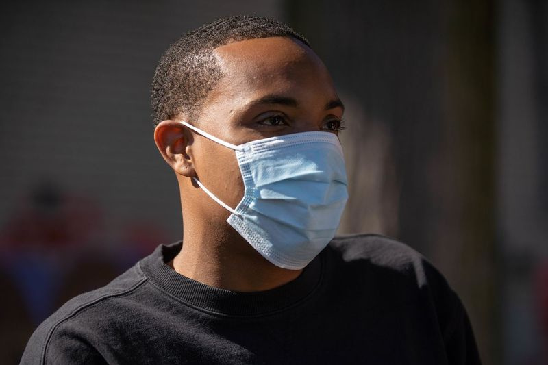 Rapper G Herbo mluví s médii před Overtonovou základní školou v Bronzeville během The Peace Walk & Community Give-Back Celebration v sobotu odpoledne 19. září 2020.