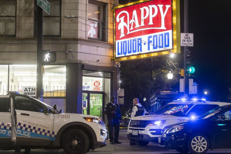 Chicago politi arbejder på scenen, hvor flere mennesker blev skudt i 7900 blok af South Cottage Grove Avenue, i Chatham-kvarteret, fredag ​​den 22. oktober 2021. | Tyler LaRiviere/Sun-Times