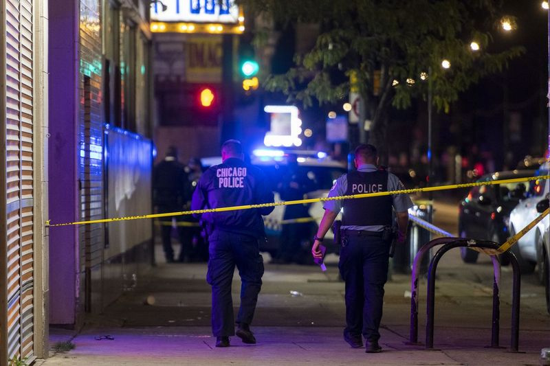Chicago politi arbejder på scenen, hvor flere mennesker blev skudt i 7900 blok af South Cottage Grove Avenue, i Chatham-kvarteret, fredag ​​den 22. oktober 2021. | Tyler LaRiviere/Sun-Times