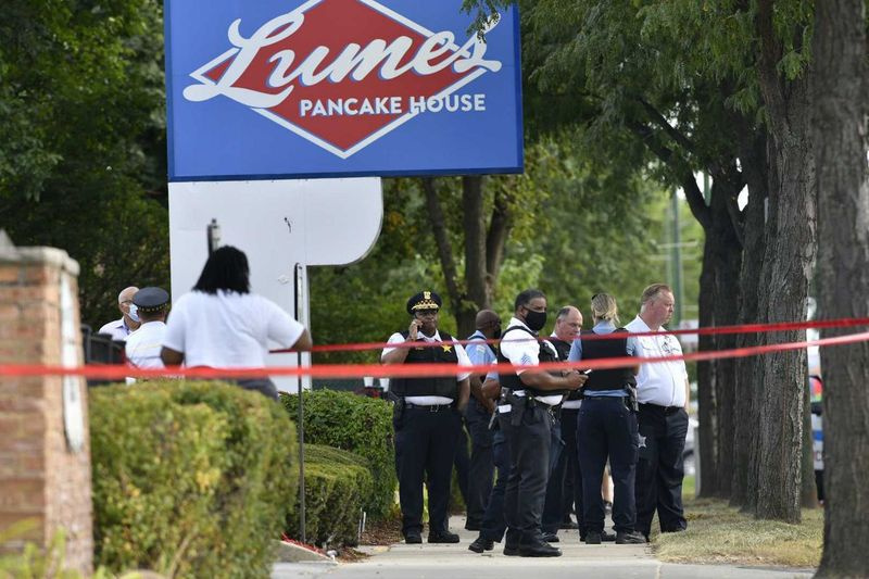 Politiet i Chicago efterforsker stedet for et skyderi den 30. august 2020 ved Lumes Pancake House, 11601 S. Western Ave.