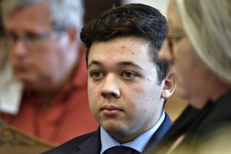 Kyle Rittenhouse se v petek, 17. septembra 2021, pojavi na sodišču na zaslišanju predloga v Kenoshi, Wis. zaščititi podjetja. Rittenhouse se sooča z več obtožbami za streljanje avgusta 2020 v Kenoshi.
