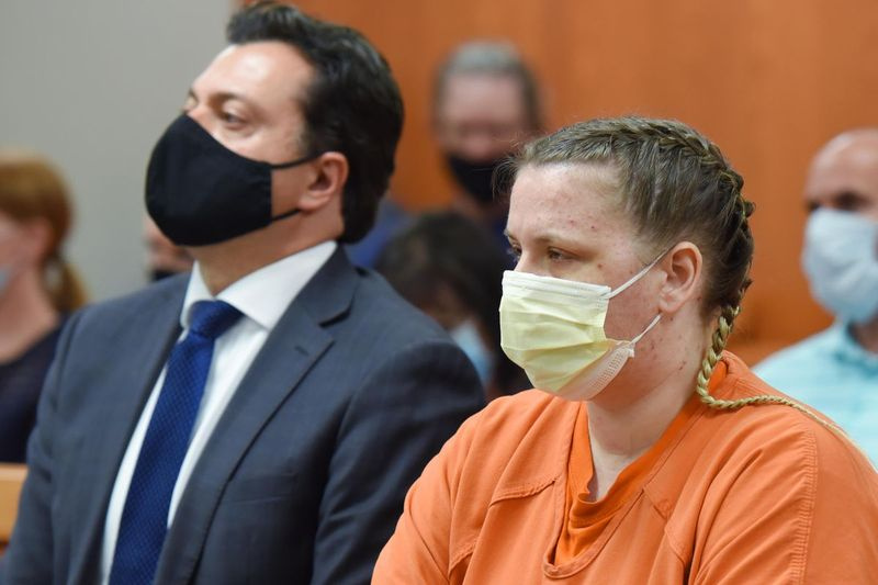 JoAnn Cunningham, 37, reage quando uma sentença de 35 anos é anunciada na sexta-feira, 17 de julho de 2020 pelo assassinato de seu filho de 5 anos, Andrew AJ Freund Jr., em abril de 2019 em sua casa em Crystal Lake. Com ela está o Defensor Público Ângelo Mourelatos.