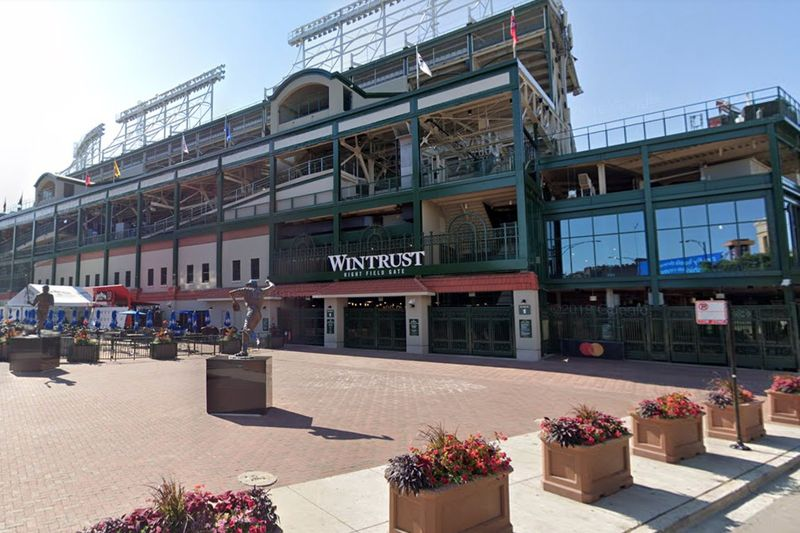 En bombgrupp fastställde att ett misstänkt paket som hittades 12 juni 2020, nära den högra fältporten vid Wrigley Field, inte var farligt.