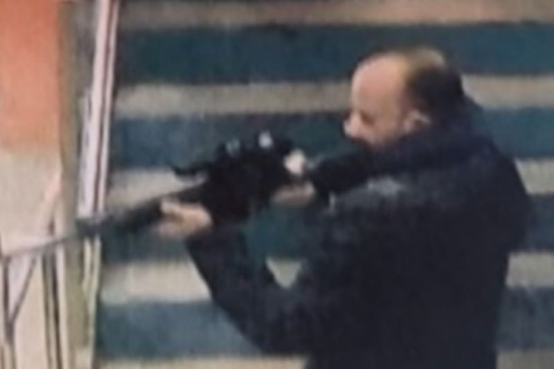 FBI sa att den här mannen var efterlyst för att ha avlossat ett gevär den 1 december på en Metra-tågplattform vid McCormick Place.