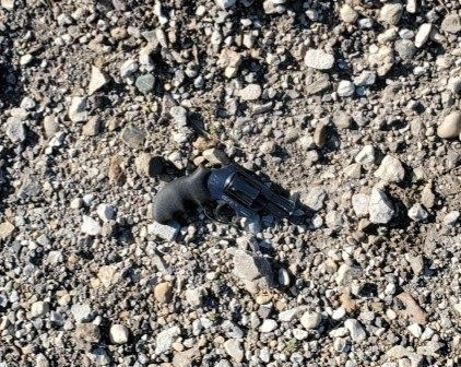 La policía dice que esta arma fue recuperada de un hombre que fue arrestado el jueves en 606 Trail.