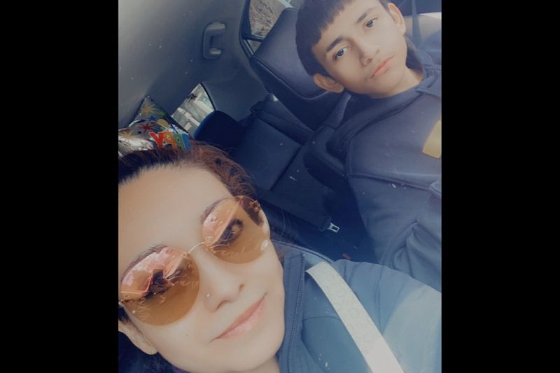 Elizabeth Toledo și fiul Adam sunt pozați în această fotografie de familie.