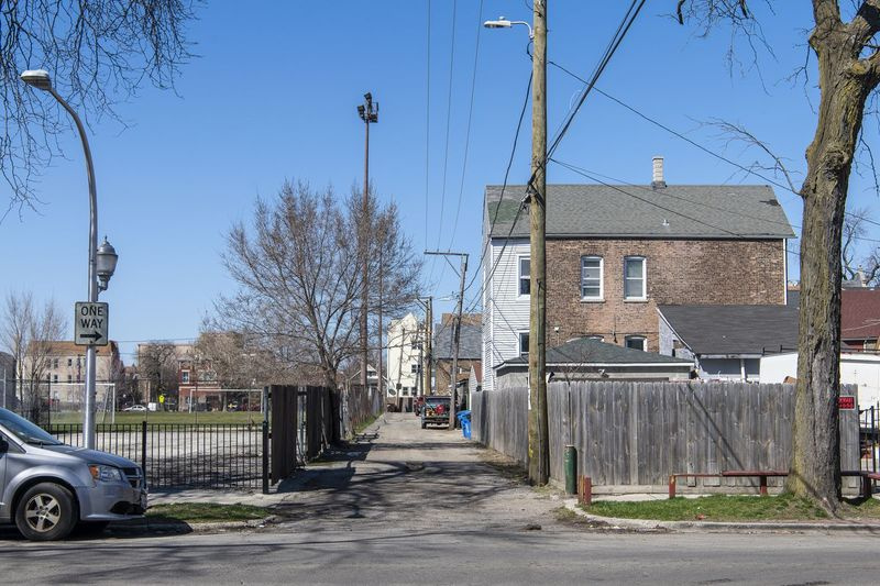 Locația aproximativă în care poliția din Chicago l-a ucis pe Adam Toledo, în vârstă de 13 ani, pe o alee de lângă 24th și Sawyer.
