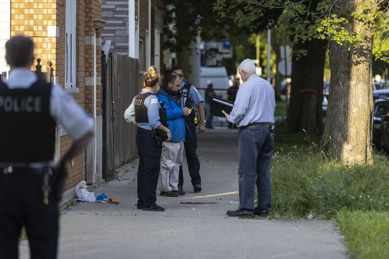 Η αστυνομία ερευνά τη σκηνή όπου ένα 14χρονο κορίτσι πυροβολήθηκε και τραυματίστηκε σοβαρά στο τετράγωνο 1700 της West 48th Street στο Back of Yards, Τετάρτη, 2 Ιουνίου 2021. | Anthony Vazquez/Sun-Times