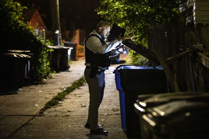 En politidetektiv i Chicago efterforsker i en gyde bag et hjem i 9500-blokken på South Yale Avenue tidligt mandag, efter at en mand blev skudt i ansigtet i en baggård i Longwood Manor på South Side.