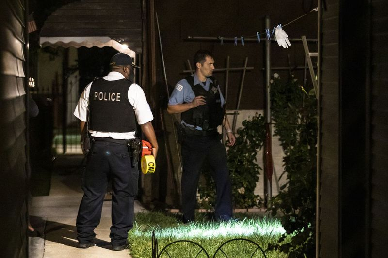 Chicago politiet efterforsker i baghaven af ​​et hjem i 9900 blok af South La Salle Street tidligt mandag, hvor en mand blev skudt i benet i Fernwood på South Side.