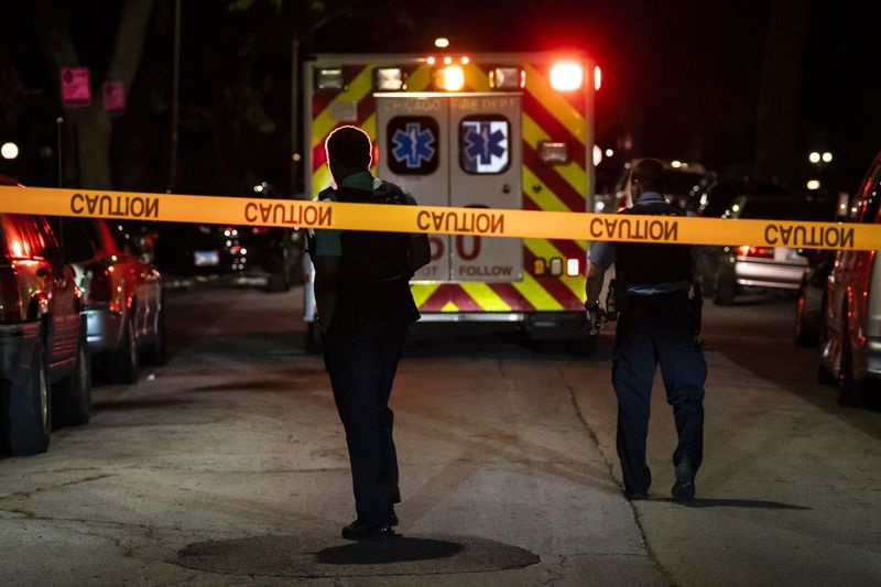 Chicago politiet efterforsker uden for et hjem i 9900 blok af South La Salle Street tidligt mandag, hvor en mand blev skudt i benet i Fernwood på South Side.