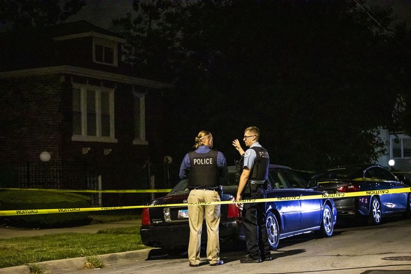 Chicago politiet efterforsker uden for et hjem i 9500 blok af South Yale Avenue tidligt mandag, hvor en mand blev skudt i ansigtet i Longwood Manor på South Side.