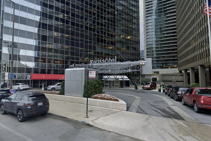 En person ble knivstukket 29. juli 2020 utenfor Swissotel Chicago, 323 E. Wacker Dr.