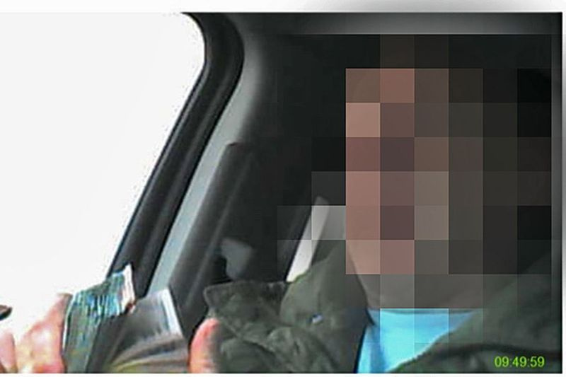Um funcionário do Conselho de Revisão do Condado de Cook supostamente conta milhares de dólares em dinheiro de suborno para diminuir as avaliações de propriedade, de acordo com uma fotografia anexada a um depoimento federal obtido pelo Sun-Times. O Sun-Times não está divulgando o nome do oficial e pixelizou seu rosto; ele não é cobrado.