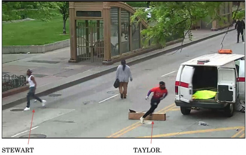   Los fiscales federales dicen que esta imagen muestra a Lamar Taylor y Denzal Stewart afuera de una camioneta de la CTA que pronto se vería envuelta en llamas.