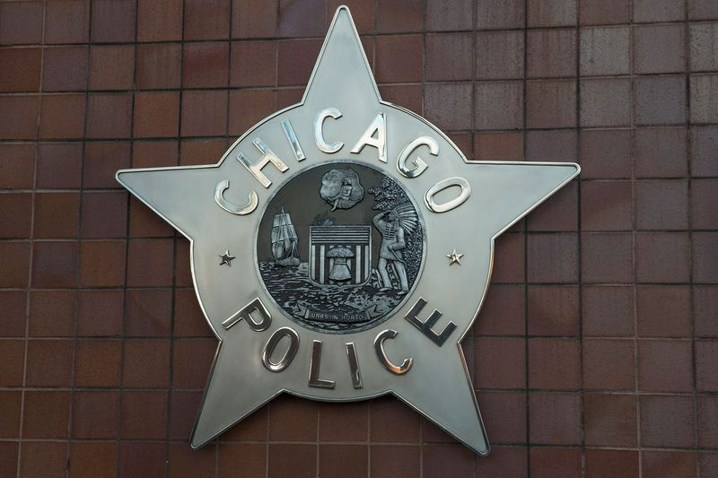 Et Chicago-politimærke hænger foran City of Chicagos offentlige sikkerhedshovedkvarter.