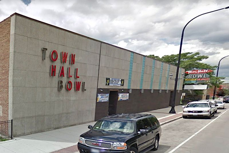 Demetrius Easton é acusado de atacar um homem com uma bola de boliche em 5 de setembro de 2019, no Town Hall Bowl, 5025 W. 35th St., em Cícero.
