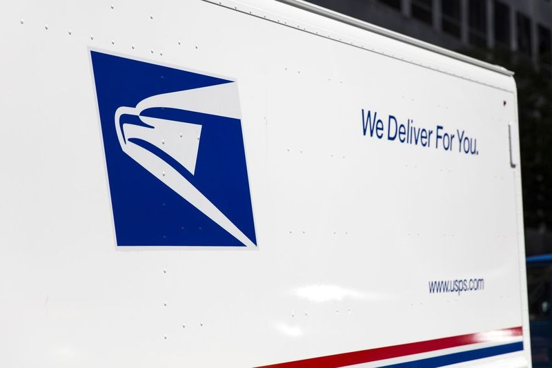National Association of Letter Carriersによると、3人の母親であるUnique Clayは、シカゴでCOVID-19で死亡した最初のアクティブな郵便配達員です。