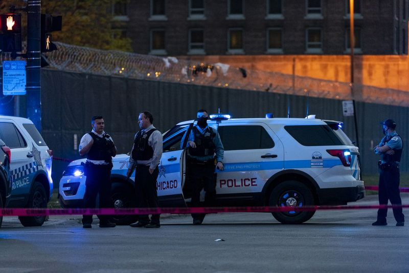 Politiet i Chicago jobber med åstedet der en 2 år gammel jente ble skutt i beinet i blokken 2800 i West 26th St. i Little Village-området fredag ​​14. mai 2021.
