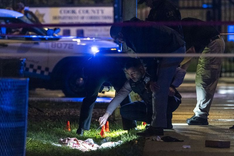 La policía de Chicago trabaja en la escena donde dispararon a 3 personas, incluida una persona que fue asesinada a tiros, en la cuadra 2700 de South California Avenue, en el vecindario de La Villita, el sábado 10 de julio de 2021.