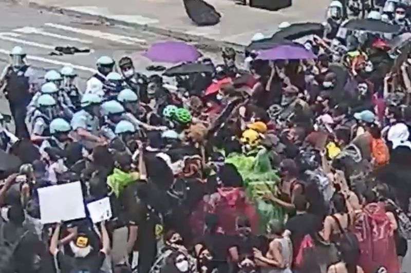 En overvåkingsvideo viser fortsatt en konfrontasjon mellom politifolk og demonstranter der en mann skal ha slått en offiser med et skateboard 15. august 2020 i Loop.