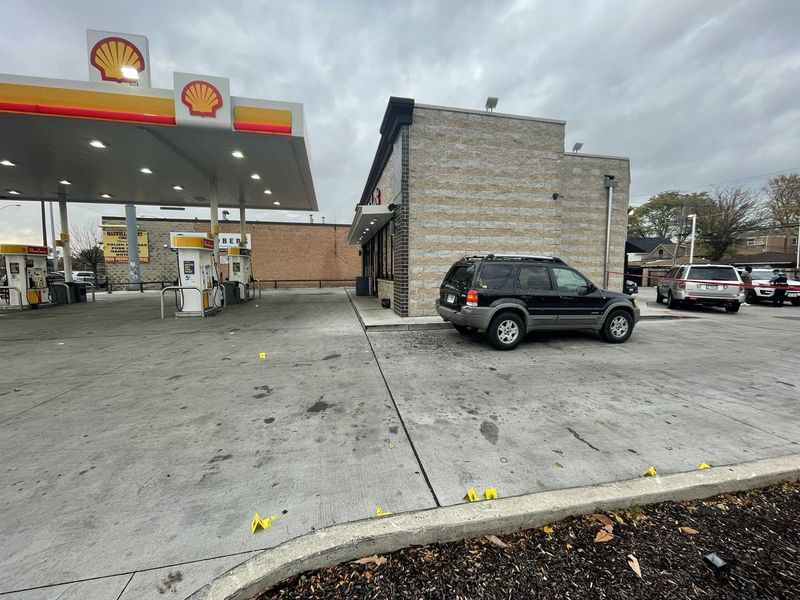 Policja umieściła znaczniki dowodów w pobliżu kilku łusek na stacji Shell Gas w czwartek po południu w Chatham.