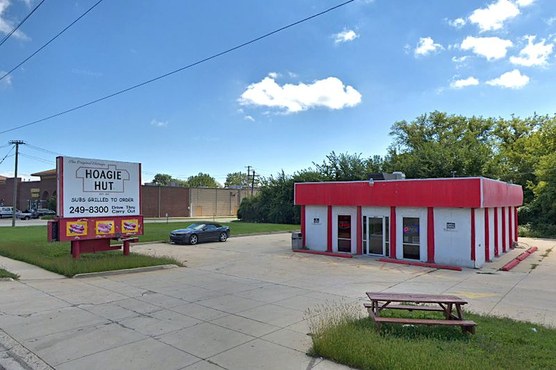 Politsei teatas, et 18. jaanuaril 2020 Waukeganis üritasid kaks meest röövida Hoagie Huti Grand Avenue kvartalis 2800.