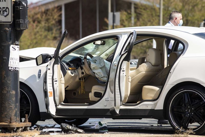 Chicago politi efterforsker i de nordgående baner af Lake Shore Drive ved East Monroe Street, hvor en 2-årig dreng blev skudt i hovedet, mens han rejste inde i en bil nær Grant Park, tirsdag den 6. april 2021.