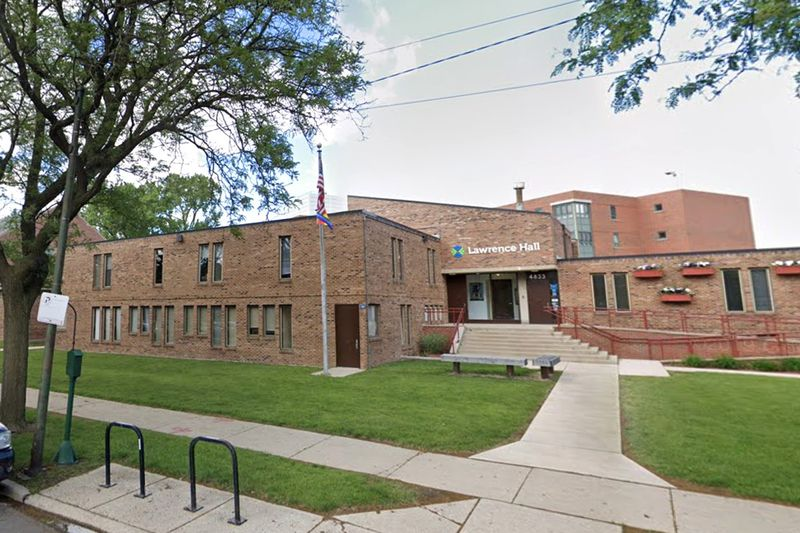 Lawrence Hall aadressil 4833 N Francisco Ave.