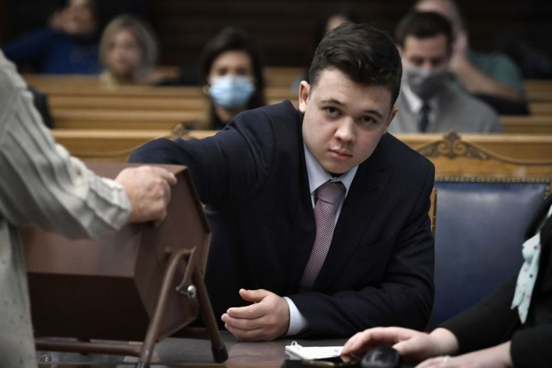 Kyle Rittenhouse tõmbab teisipäeval, 16. novembril 2021 Wisis Kenosha osariigis Kenosha maakonna kohtumajas peetud kohtuprotsessi ajal vandekohtunikud trumlist välja. Selle protsessi käigus valitud vandekohtunikud ei osale nõupidamistel.