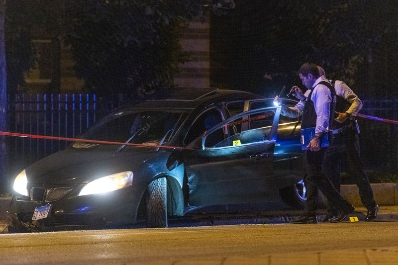 Chicaška policija obišče prizorišče, kjer je bil 24-letni moški ustreljen in ubit v bloku 1300 W Roosevelt Road, v soseski University Village, v petek, 4. junija 2021.