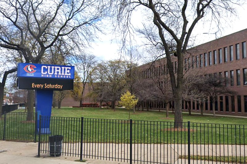 Sanitäter reagierten auf mehrere Schüler, die am 12. Februar 2020 an der Curie Metropolitan High School, 4959 S. Archer Ave.