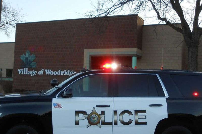 A polícia de Woodridge está procurando um homem acusado de agarrar uma mulher em uma ciclovia na manhã de domingo.