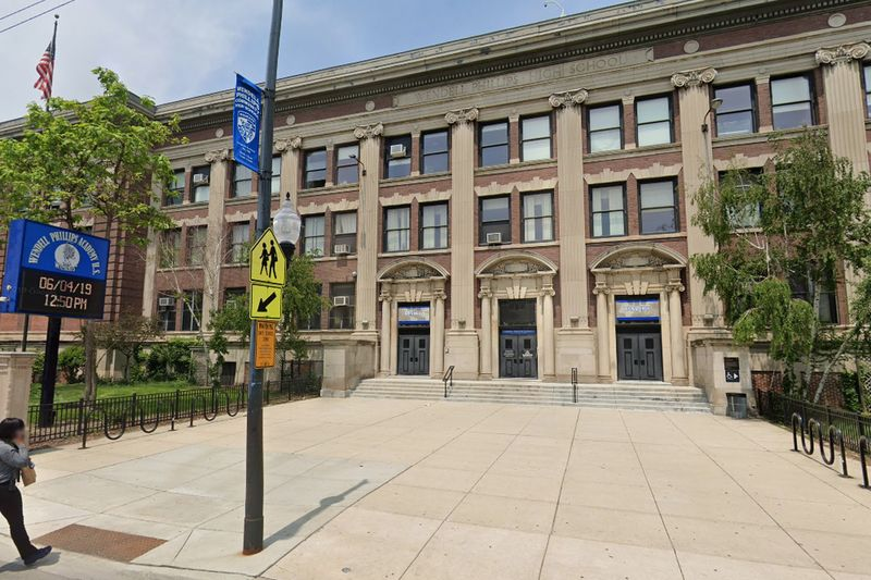 En 16-årig pojke greps den 22 januari 2020 efter att ha hittats med en pelletpistol på Wendell Phillips Academy High School, 244 E. Pershing Rd.