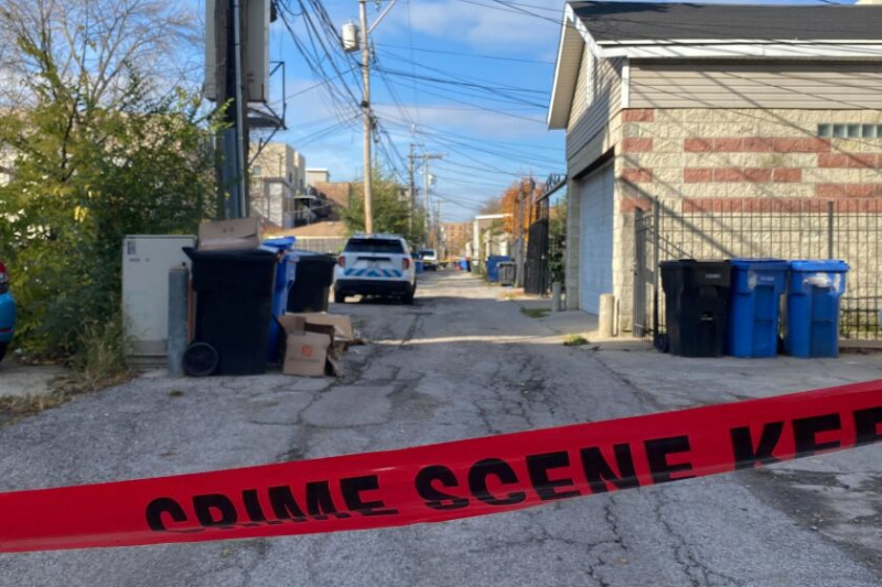  Un véhicule du département de police de Chicago se trouve dans l'allée du bloc 2600 de West Potomac Avenue le jeudi matin 27 octobre 2022, le lendemain du jour où Akeem Briscoe, 7 ans, a été tué par balle dans ce bloc.