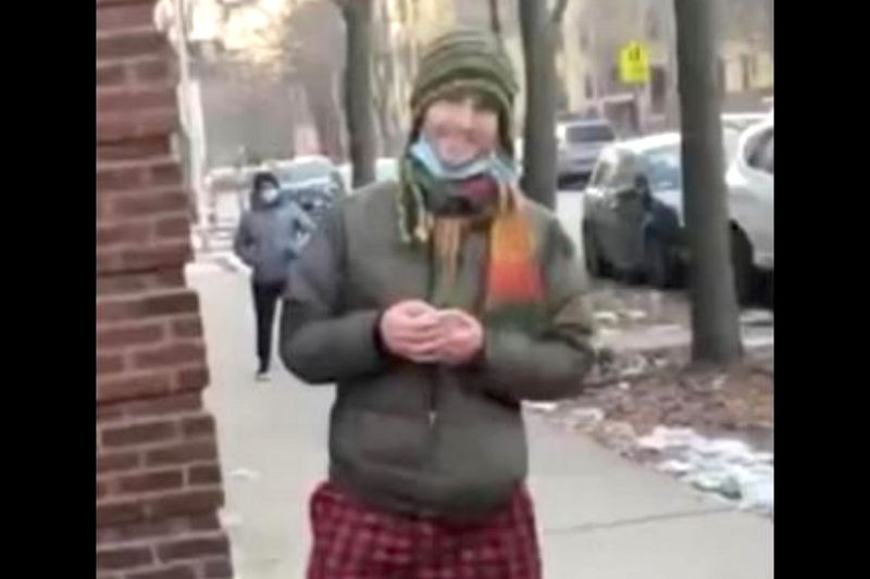 Policie tvrdí, že tento muž je hledaný kvůli pronásledování dívek 12. ledna.