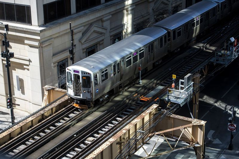 Un homme aurait attaqué une femme dans un train du CTA le 13 octobre 2021, dans le Loop.