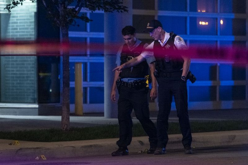 Chicago politsei töötab sündmuskohal, kus Uptowni naabruses West Montrose Avenue kvartalis 800 tulistati kahte inimest, esmaspäev, 5. juuli 2021. | Tyler LaRiviere / Sun-Times