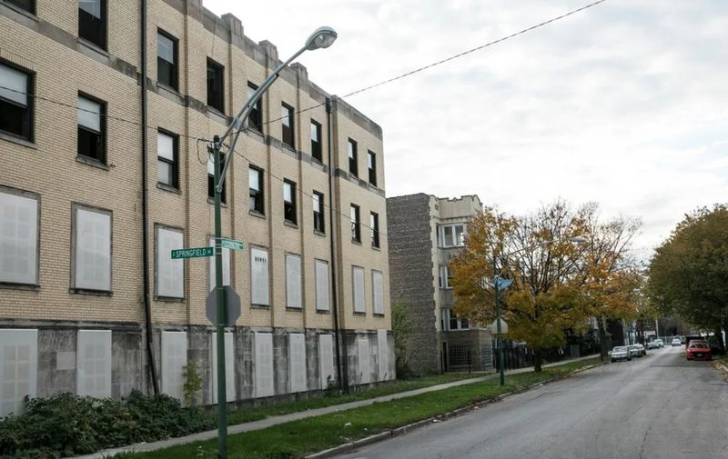 Prokurori apgalvo, ka Stīvons Simss vadīja Four Corner Hustlers narkotiku operācijas West Lexington Street 3900 kvartālā pēc pazīstamā bandas priekšnieka Labara Bro Mana Spana norādījuma.
