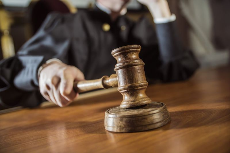 シオンの女性の射殺で殺人罪で起訴された10代の少年に令状が発行されました。