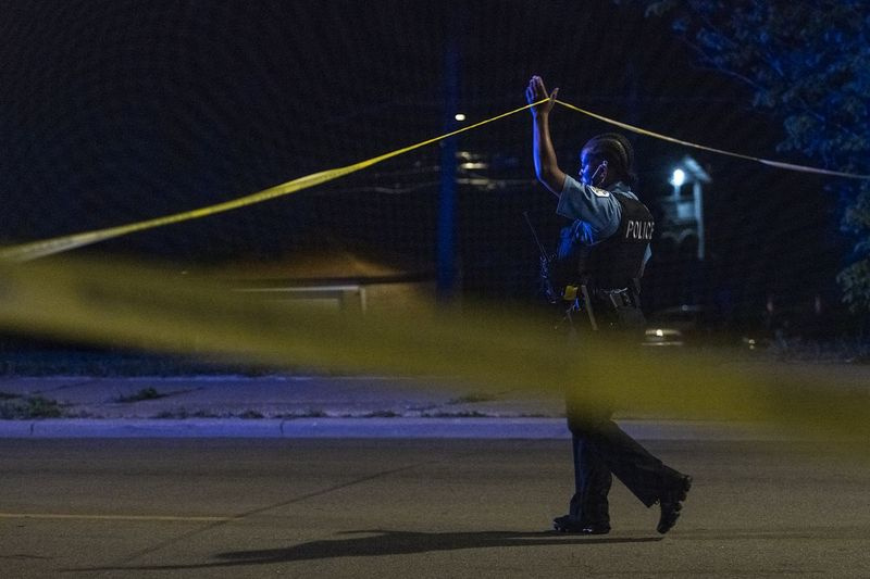 La polizia di Chicago lavora sulla scena in cui una ragazza di 11 anni è stata uccisa domenica scorsa nel blocco 11700 del South Michigan.