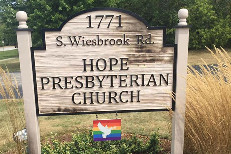 As autoridades estão investigando o vandalismo relatado em 31 de agosto de 2020, a vários sinais fora da Igreja Presbiteriana Hope, 1771 S. Wiesbrook Road em Wheaton.