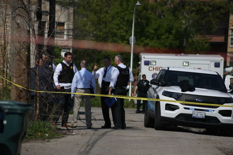A polícia de Chicago investiga a cena em que dois policiais foram baleados em 16 de maio de 2021, em Lawndale.