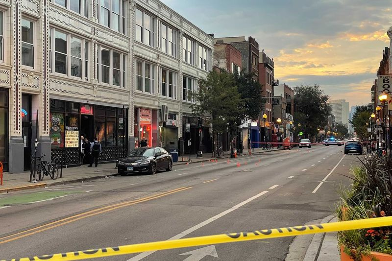 Pühapäeva hommikul Wicker Parkis Milwaukee avenüül toimunud tulistamises hukkus üks ja sai haavata neli inimest. Nad olid rohkem kui 40 inimese seas, kes pühade nädalavahetusel maha tulistati.