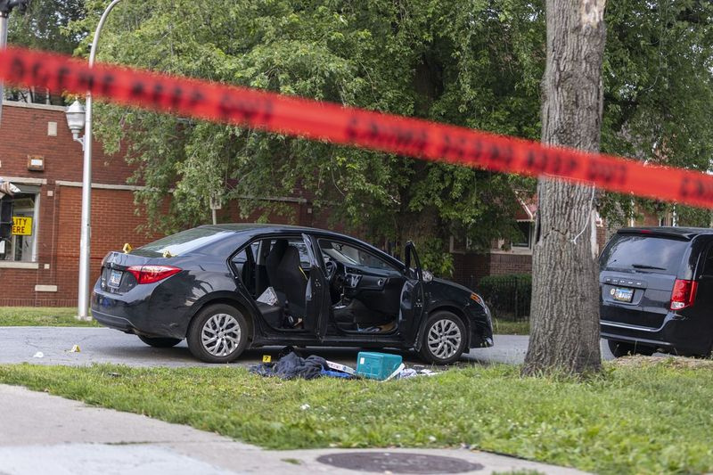 Sõiduk ja asjad sündmuskohal E 71st St ja S Indiana Ave nurgal Park Manoris, kus haiglas tulistati 17-aastast noormeest, kes kuulutati surnuks, teisipäev, 20. juuli 2021. | Anthony Vazquez / Sun-Times