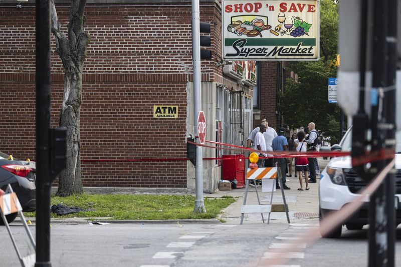 Politsei uurib sündmuskohta East 71st Streeti ja South Indiana Avenue nurgal Park Manoris, kus teisipäeval, 20. juulil 2021 lasti haiglas maha 16-aastane noormees, kes kuulutati surnuks.
