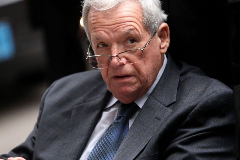 Bekas Speaker Dewan, Dennis Hastert meninggalkan Mahkamah Persekutuan Dirksen dengan kerusi roda selepas hukumannya.