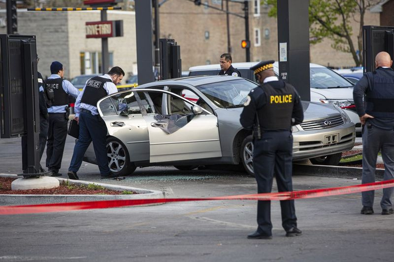 Policija preiskuje prizorišče zločina, kjer sta Jontae Adams, 28, in njegova hči Jaslyn, 7, streljali, kar je povzročilo Jaslynino smrt v McDonald